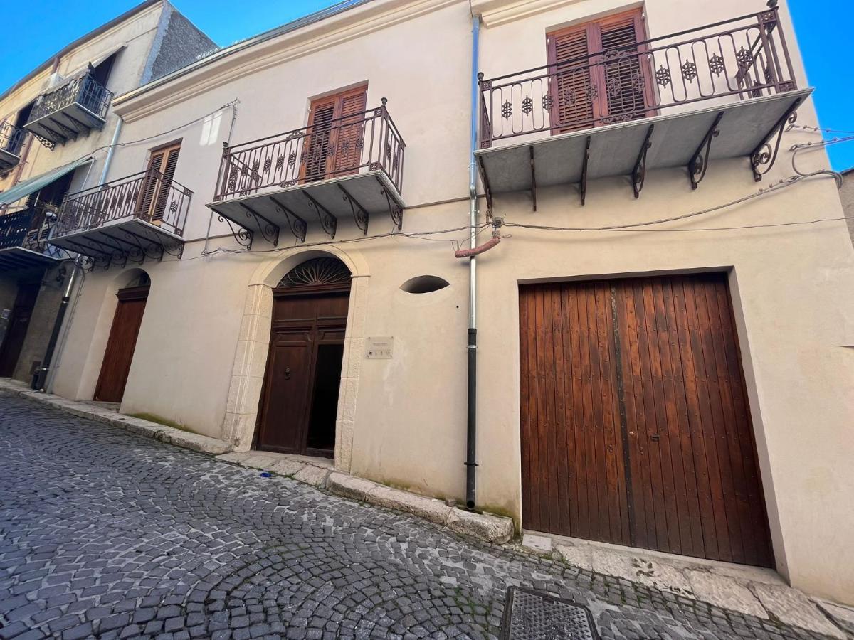 Bed and Breakfast Palazzo Triolo - Dimora Di Charme Корлеоне Экстерьер фото